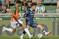 Baltasar Rodríguez, mediocampista de Racing, encara ante la marca de un defensor de Banfield. Baltasar Rodríguez, mediocampista de Racing, encara ante la marca de un defensor de Banfield.