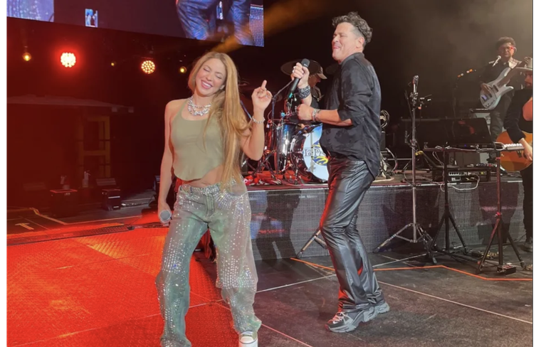 Shakira lució un jeans con strass, la prenda más deseada de la temporada, en el recital de Carlos Vives Foto: Carlos Valencia