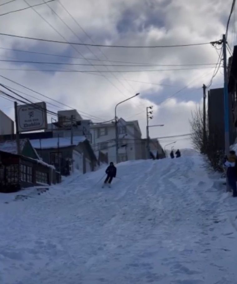 La gran nevada cubrió toda la ciudad de Ushuaia y muchos aprovecharon para esquiar Foto: Captura de video de Jumping Ushuaia