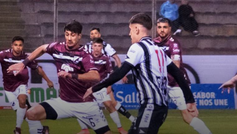 Gimnasia perdió ante Central Norte en el Padre Martearena.