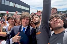 La filosa frase con la que Milei le respondió a un vecino que lo insultó en Mar del Plata. La filosa frase con la que Milei le respondió a un vecino que lo insultó en Mar del Plata.