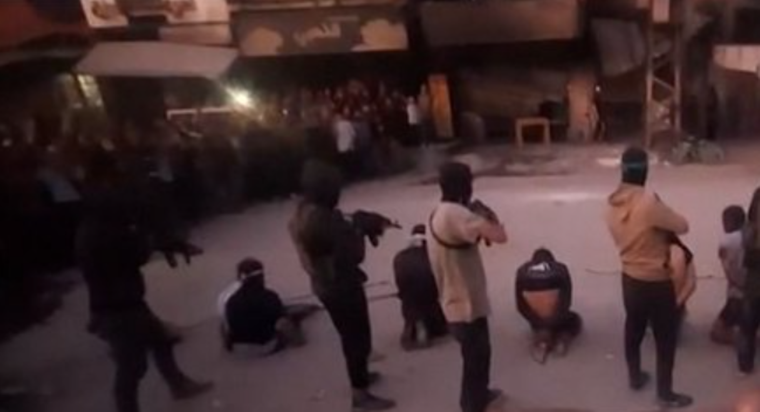 Tras la retirada del Ejercito israelí, Hamás retomó el control y ejecutó a personas acusadas de colaborar con Israel.