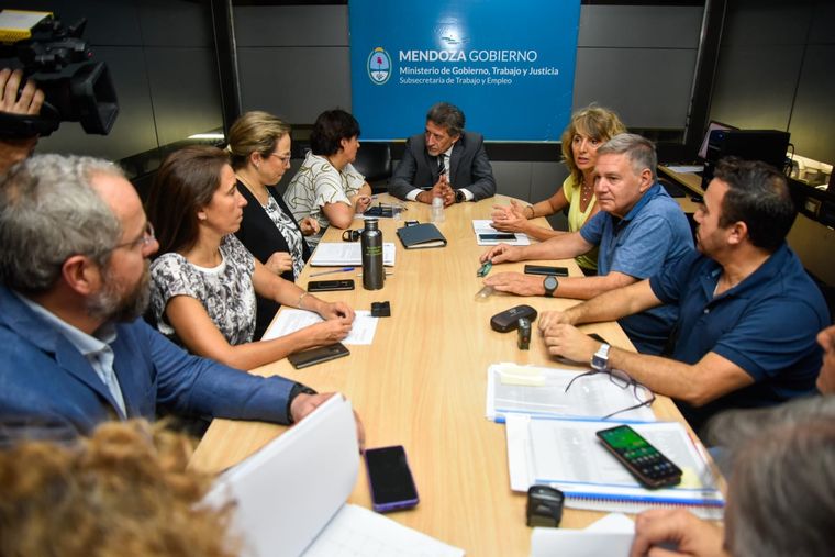 La reunión entre el Gobierno y Ampros este jueves Foto: Gobierno de Mendoza