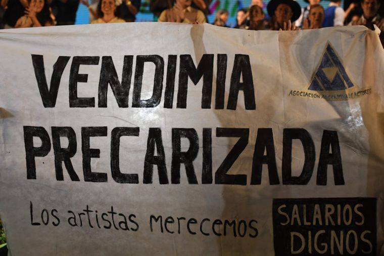 El reclamo de los artistas estuvo presente en la Bendición de los Frutos Foto: Rodrigo DAngelo / MDZ