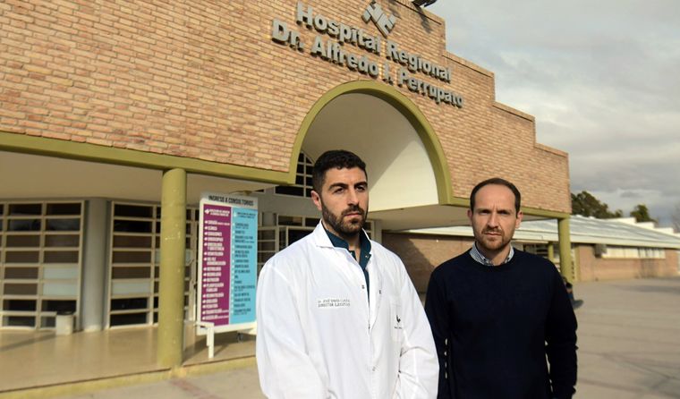 El Dr. José María Llaver, director del Hospital Perrupato, y Gustavo Cabrera, director de Salud de la zona Este, hablaron con la prensa sobre lo ocurrido.