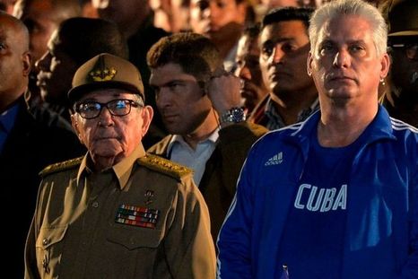Miguel Díaz-Canel (derecha) sucedió a Castro como presidente de la isla en 2018. Foto: GETTY IMAGES