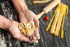 No solo aprenderás a hacer pasta como un profesional, también vas a sacar bíceps en el proceso. Foto: Freepik