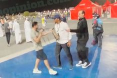 Samuel Etoo encara al youtuber antes de agredirlo. Foto: Captura