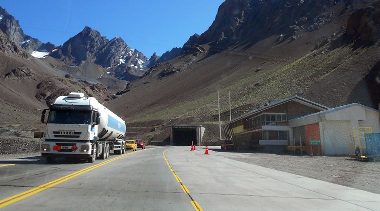 800 camiones viajan hoy por día en la ruta hacia Chile. Foto: ALF PONCE MERCADO / MDZ