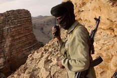 Un guerrillero de la tribu marri del pueblo baluchi habla con un puesto de observación rebelde mientras vigila los movimientos de las tropas paquistaníes en la provincia de Baluchistán Foto: GETTY IMAGES