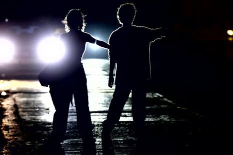 Imagen de personas caminando por una calle oscura durante un apagón en la Habana, Cuba. Foto Efe Imagen de personas caminando por una calle oscura durante un apagón en la Habana, Cuba. Foto Efe