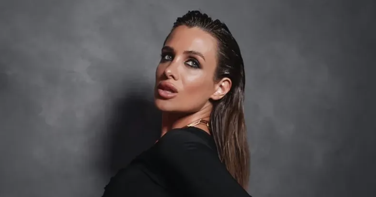 La modelo de 27 años marca tendencia para la temporada de verano 2024 Foto: Instagram @camihoms