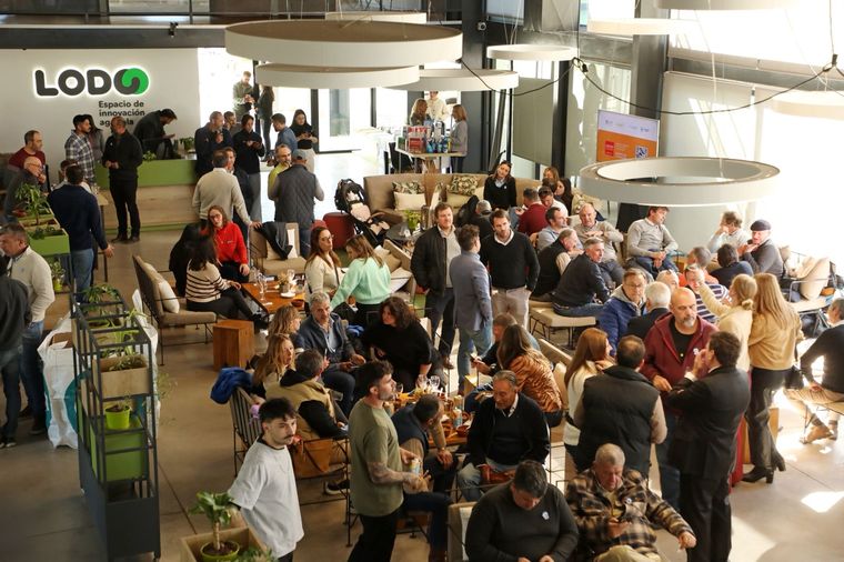 Unas 200 personas relacionadas al agro en Mendoza participaron del Almuerzo de Fin de Cosecha en Espacio Lodo. Unas 200 personas relacionadas al agro en Mendoza participaron del Almuerzo de Fin de Cosecha en Espacio Lodo.