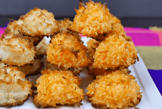 Admira las sabrosas cocadas que podrás preparar fácilmente con esta receta sencilla.
