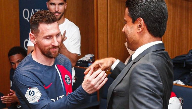Messi saluda a Nasser Al-Khelaïfi. Foto: @PSG_espanol