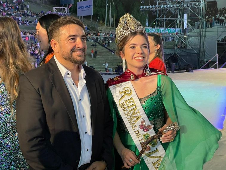 La Reina Nacional de la Vendimia 2023 posó junto a Fernando Ubieta, intendente de La Paz, luego de su coronación. Foto: Prensa Gobierno de Mendoza