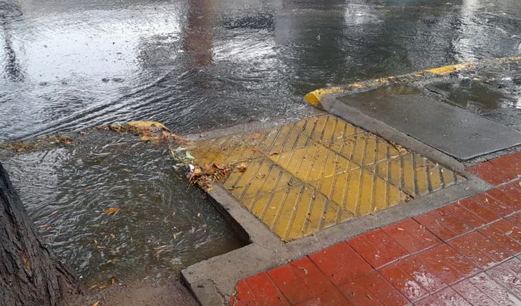 Taponamientos y un gran caudal de agua fueron la causa de los desbordes en las acequias mendocinas. Taponamientos y un gran caudal de agua fueron la causa de los desbordes en las acequias mendocinas.