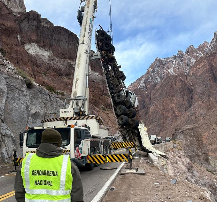 Así retiran el camión que desbarrancó en la Ruta 7. Foto: Osva