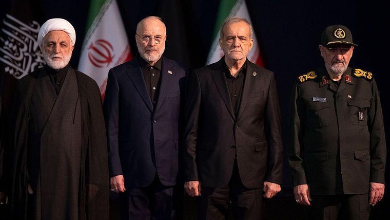 El presidente del Parlamento iraní, Mohammad Bagher Ghalibaf; el presidente del Tribunal Supremo de Irán, Gholam-Hossein Mohseni-Ejei; el presidente iraní, Masoud Pezeshkian, y el comandante general de la Guardia Revolucionaria Islámica, Mohsen Rezaee. El presidente del Parlamento iraní, Mohammad Bagher Ghalibaf; el presidente del Tribunal Supremo de Irán, Gholam-Hossein Mohseni-Ejei; el presidente iraní, Masoud Pezeshkian, y el comandante general de la Guardia Revolucionaria Islámica, Mohsen Rezaee.