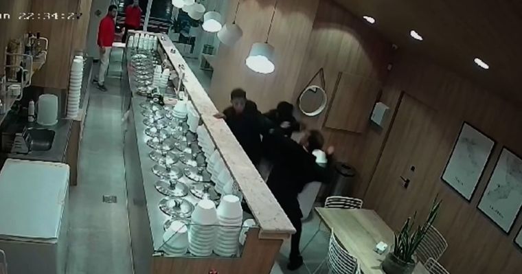 La pelea fue entre un cliente y dos trapitos Foto: Captura de video