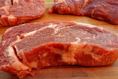 ¿carne de zombie?: un bife crudo cobra vida y se mueve sobre una tabla de madera