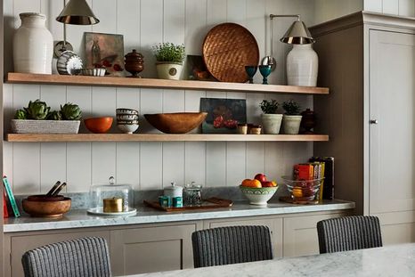 Colocar un estante colgante en la pared parece algo sencillo, pero no es tan así. Hacerlo implica un procedimiento que asegure de que el mueble colocado esté bien nivelado - es decir, horizontal- y bien atornillado en la pared, para que soporte el peso de los elementos previstos que tendrá. Foto: Future / Jan Baldwin