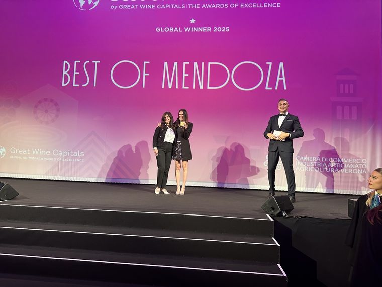 Gabriela Testa junto a Silvina Lew, responsable de Turismo de Peñaflor, recibiendo el premio. Foto: Federico Croce - MDZ