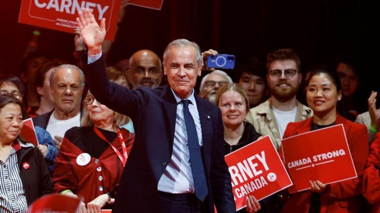 ¿Quién está dispuesto a defender Canadá conmigo?, dijo Mark Carney al dirigirse a los canadienses una vez conocida su victoria. Foto: Reuters