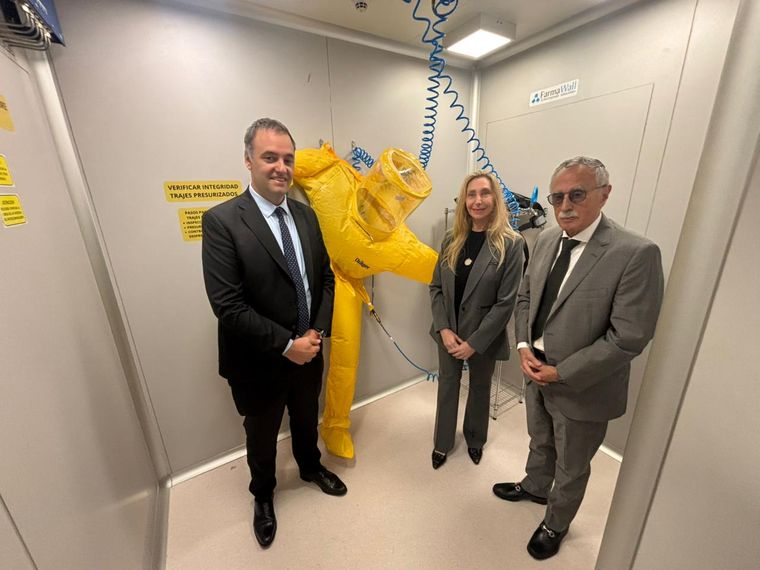 Manuel Adorni, Karina Milei y Mario Lugones en el Instituto Malbrán