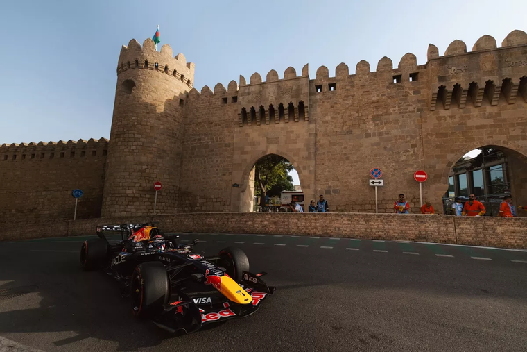 Max Verstappen dominó la tercera práctica libre en el circuito callejero de Bakú. Max Verstappen dominó la tercera práctica libre en el circuito callejero de Bakú.