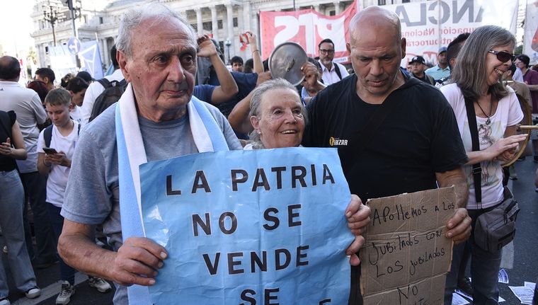 El miércoles se volvió a llevar a cabo una marcha por los jubilados Foto: Juan Mateo Aberastain/ MDZ