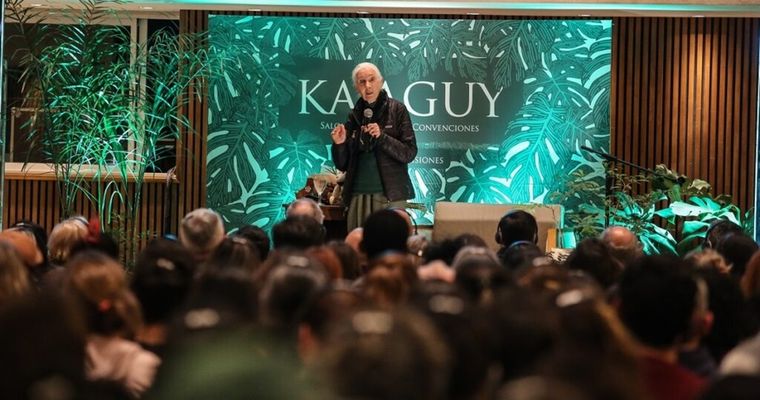 La bióloga Jane Goodall se especializa en primates y la conservación de las áreas naturales