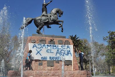 MDZol | Con una bandera, la Asamblea por el Agua de San Rafael dijo presente por las protestas que hubo en toda la provincia. Foto: Agustín Mauricio/Mediamza.com