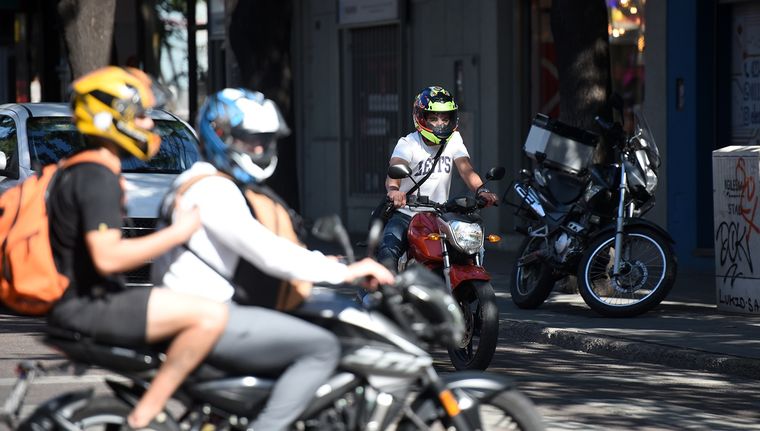 Por la crisis de los últimos años, las ventas de motos ganan espacio y desplazan a las de autos como solución más buscada para moverse en las ciudades. Foto: Rodrigo DAngelo / MDZ