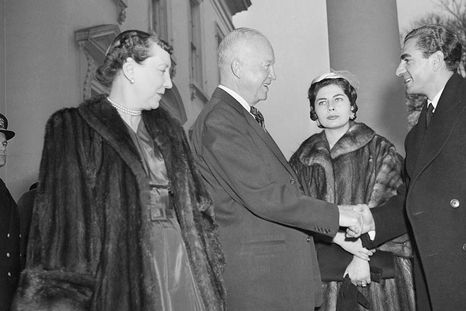 En diciembre de 1954, durante el gobierno de Eisenhower, el sha de Irán y su esposa, la reina Soraya, visitaron la Casa Blanca. En diciembre de 1954, durante el gobierno de Eisenhower, el sha de Irán y su esposa, la reina Soraya, visitaron la Casa Blanca.