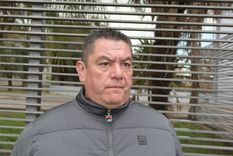 Andrés Villouta, papá de Alan y Lucía en la puerta de la clínica Santa Isabel de Hungría donde se encuentra hospitalizada su hija. Foto: ALF PONCE MERCADO / MDZ