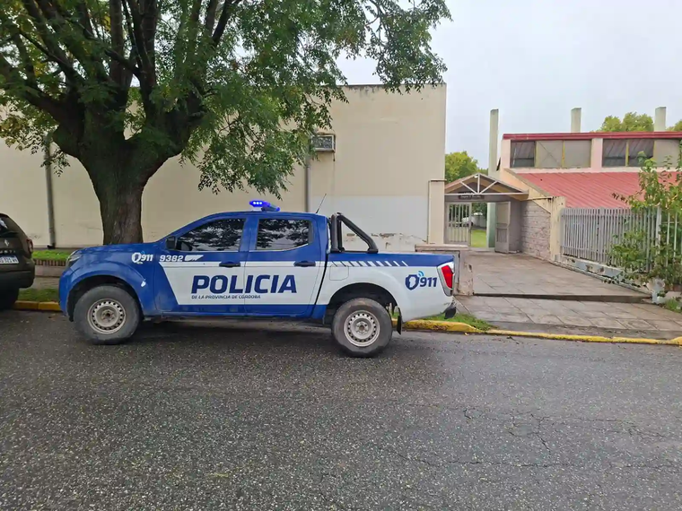 Una amenaza por tiroteo escrito en un mensaje en uno de los baños causó conmoción en la comunidad de una escuela de la ciudad de La Falda, en la provincia de Córdoba.&nbsp;