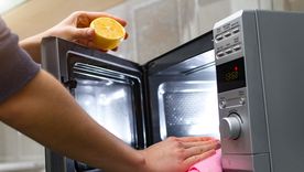 El limón es uno de los productos indispensables a la hora de eliminar la grasa Foto: Shutterstock