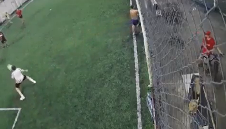 El acusado estaba mirando el partido de fútbol, intentó robarse una bicicelta y fue detenido por todos los jugadores.