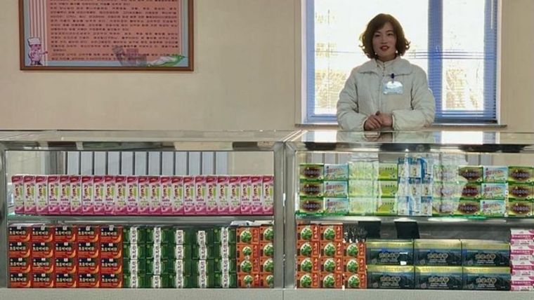 Los guías locales tienen que seguir un estricto programa aprobado previamente, que en este tour incluyó una visita a una nueva farmacia completamente abastecida. Foto: Joe Smith