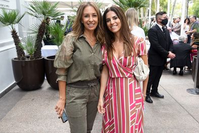 MDZol | Los colores neutros primaron en el evento, pero también hubo estampas y quieren apostaron al color acertaron. En la foto: Virginia Gil junto a María José Correas