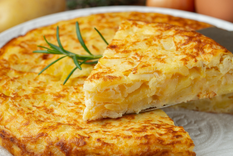 Admira esta deliciosa tortilla de patatas, perfecta para compartir con tus seres queridos