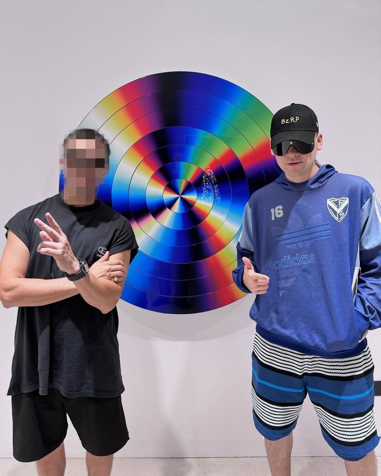 Felipe Pantone no suelo mostrar su rostro. En la imagen junto a una de sus obras y su amigos Bizarrap. Felipe Pantone no suelo mostrar su rostro. En la imagen junto a una de sus obras y su amigos Bizarrap.