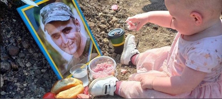 En la foto difundida por el gobierno de Ucrania, una niña celebra su cumpleaños en la tumba de su padre, militar del #EjércitoUA que murió en acción. Foto: Twitter - Ministerio de Defensa de Ucrania