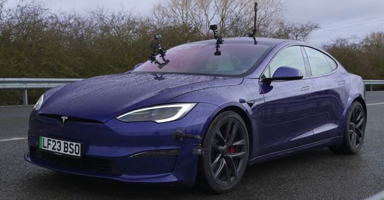 ¿Podrá un dron ganarle a un Tesla? Foto: CarWow