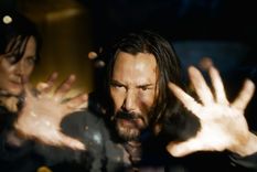 Foto: WARNER BROS. Keanu Reeves interpretando a su personaje Neo junto a Trinity, de Carrie-Anne Moss (izquierda).
