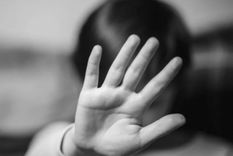 abuso de su hijastra durante tres anos en silencio hasta que la nina se quebro