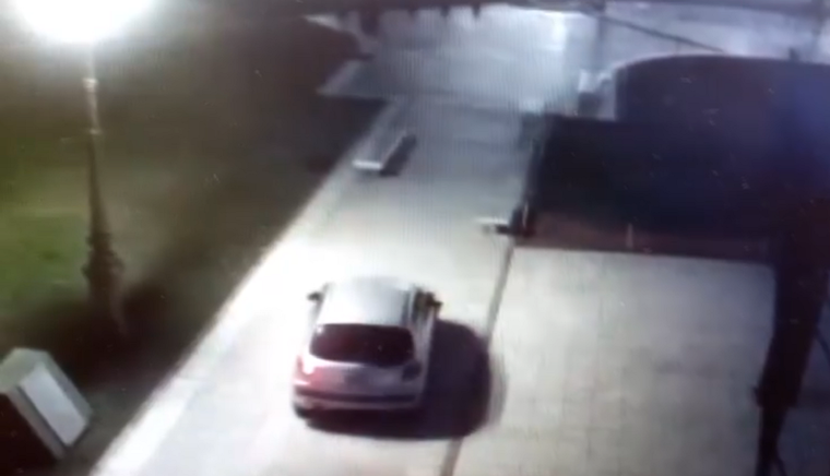 El hombre en el interior de la plaza Foto: captura de video