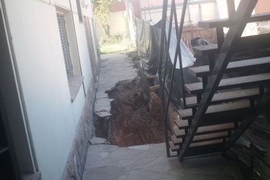 MDZol | Así quedó el pasillo de la casa lindante a la obra. Foto: MDZ