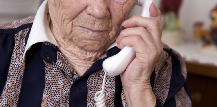 La anciana cayó en el engaño y les dio todos sus ahorros en dólares a los estafadores